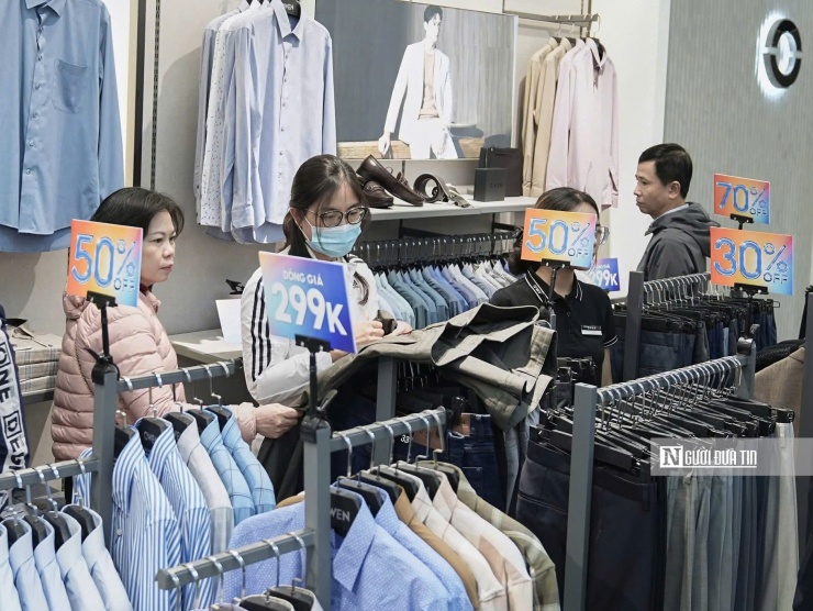 Biển giảm giá 30-50% là hình ảnh diễn ra cả năm nên khách đã quen mắt, nhiều người không quan tâm. Ở nhiều khung giờ trong ngày, khách hàng chủ yếu dạo chơi, tham khảo giá thay vì mua đồ luôn.