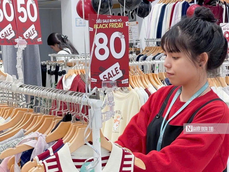 Quản lý cửa hàng thời trang Fridayshop (phố Hồ Tùng Mậu) cho biết: "Lượng khách đến chủ yếu để tham khảo giá hoặc thử hàng, nhưng tỉ lệ chốt đơn thấp. Nhiều khách với tâm lý muốn chờ đúng ngày Black Friday để xem liệu các thương hiệu có giảm sâu hơn không, hoặc để tránh tình trạng mua vội rồi tiếc."