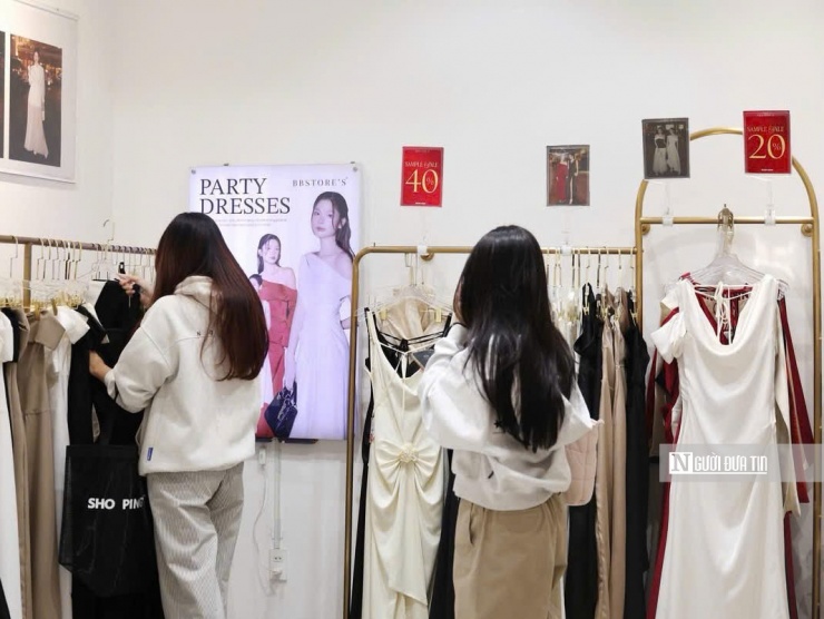 Chủ một cửa hàng thời trang trên phố Cầu Giấy, Hà Nội cho biết: Để hưởng ứng ngày Black Friday cửa hàng quần áo, phụ kiện thời trang, đồng loạt giảm giá. Tuy nhiên, dù có giảm giá thì nhiều cửa hàng cũng vẫn ế ẩm, khách rất thưa thớt, không bẳng một nửa so với mọi năm.