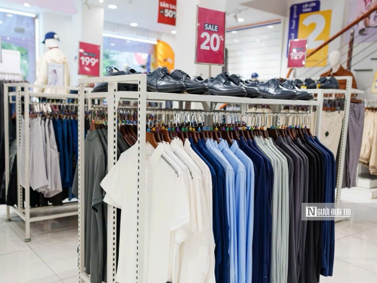 Dù sức mua chưa bùng nổ, nhiều cửa hàng vẫn kỳ vọng doanh thu năm nay sẽ tăng đáng kể nhờ nhu cầu mua sắm dịp cuối năm.