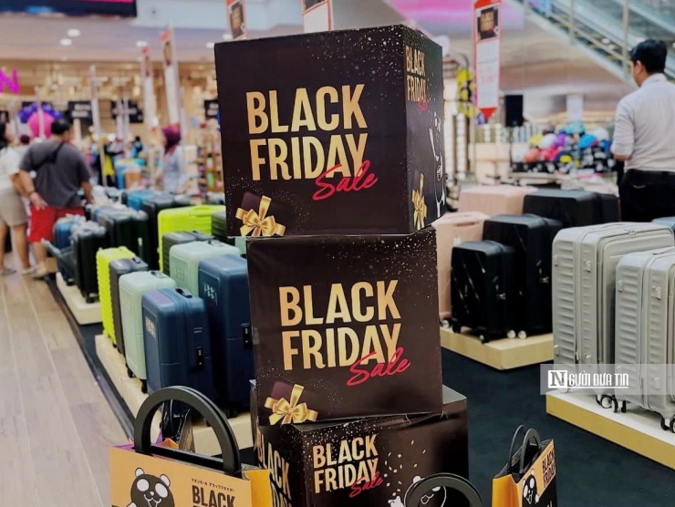 Black Friday nhiều năm trở lại đây đã trở thành một trong những mùa mua sắm lớn nhất năm, dự kiến lượng khách đổ ra các tuyến phố sẽ tăng mạnh từ tối 27/11. Các cửa hàng hiện đang gấp rút hoàn thiện trưng bày, kiểm kho và siết chặt quy trình thanh toán để sẵn sàng cho “đại tiệc mua sắm” cuối năm.