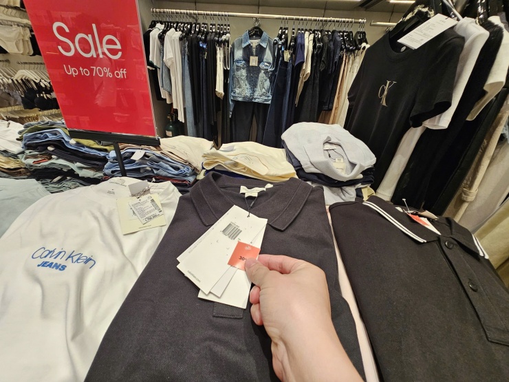 Treo bảng giảm giá 70% nhưng khi xem thực tế đây là mẫu cũ và chỉ giảm 30%