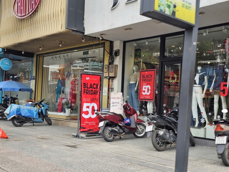 Nhiều cửa hàng bên ngoài cũng treo bảng giảm giá Black Friday