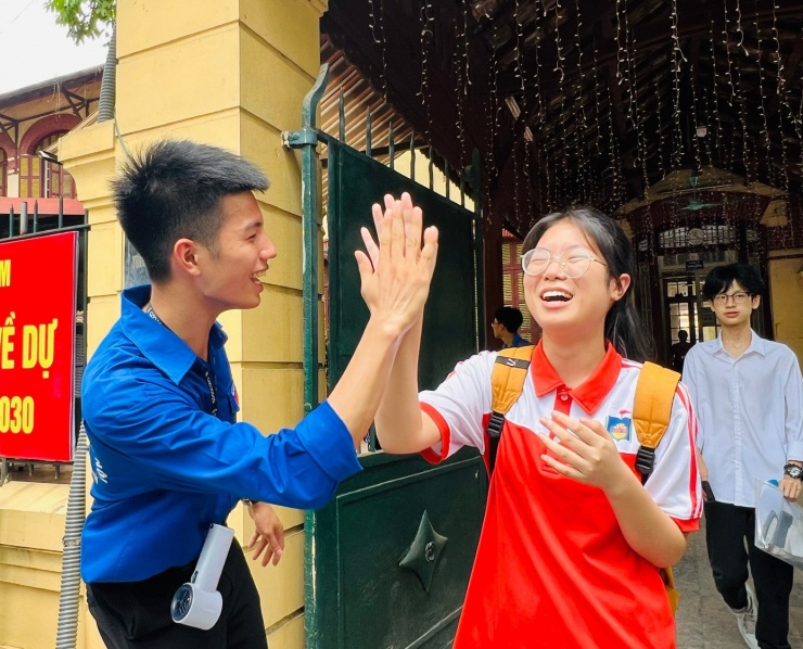 Học sinh ăn mừng khi hoàn thành kỳ thi tuyển sinh lớp 10 năm 2025.(Ảnh: Hà Linh)