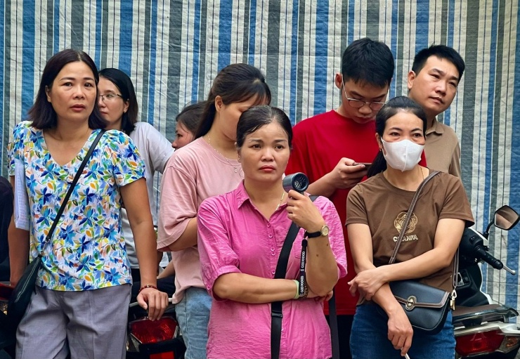 Sau mỗi kỳ thi là ánh mắt lo lắng, mệt mỏi của phụ huynh. (ảnh: Hà Linh)