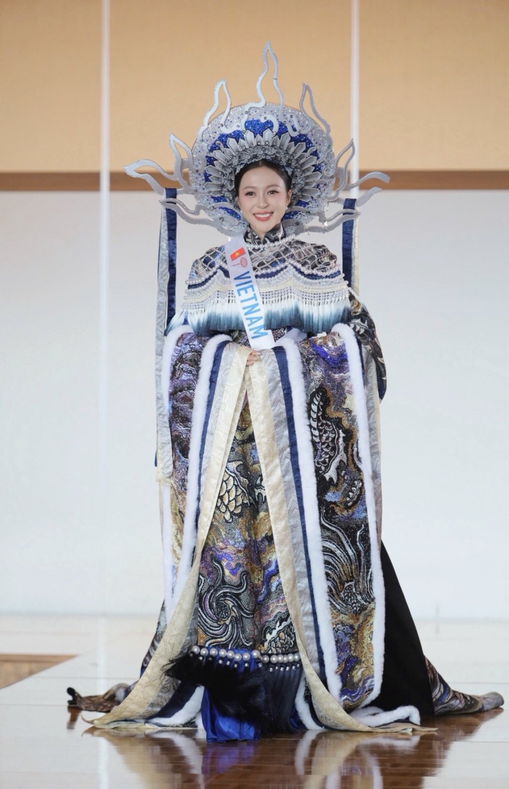 Kiều Duy trình diễn bộ trang phục 'Cửu Long Ẩn Vân' trong phần thi National Costume của Miss International 2025.