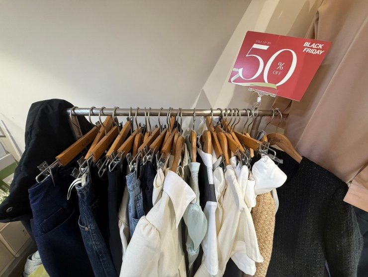 Những sản phẩm giảm giá nằm ở vị trí khuất, lẻ size, ít mẫu, một số dính bẩn vì là hàng trưng bày.