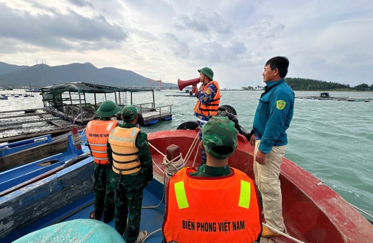 Đồn Biên phòng Ninh Phước (Bộ đội Biên phòng tỉnh Khánh Hoà) tuyên truyền phòng, chống bão số 15.