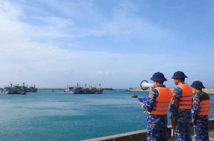 Bộ đội Hải quân tuyên truyền phòng chống bão số 15 tại đặc khu Trường Sa