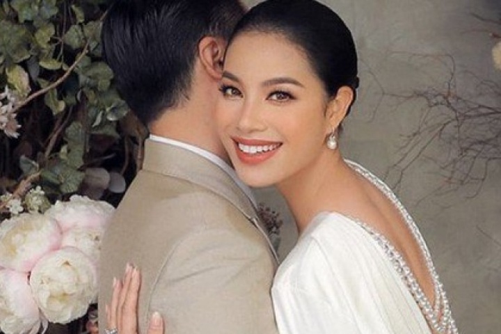 Qua một bức ảnh trang trí Noel, Phạm Hương để lộ cuộc sống ở Mỹ giữa nghi vấn rạn nứt với chồng đại gia