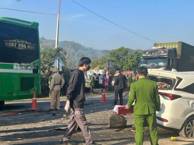 VIDEO: Hiện trường vụ ô tô 7 chỗ tông xe đầu kéo, 4 người tử vong tại chỗ