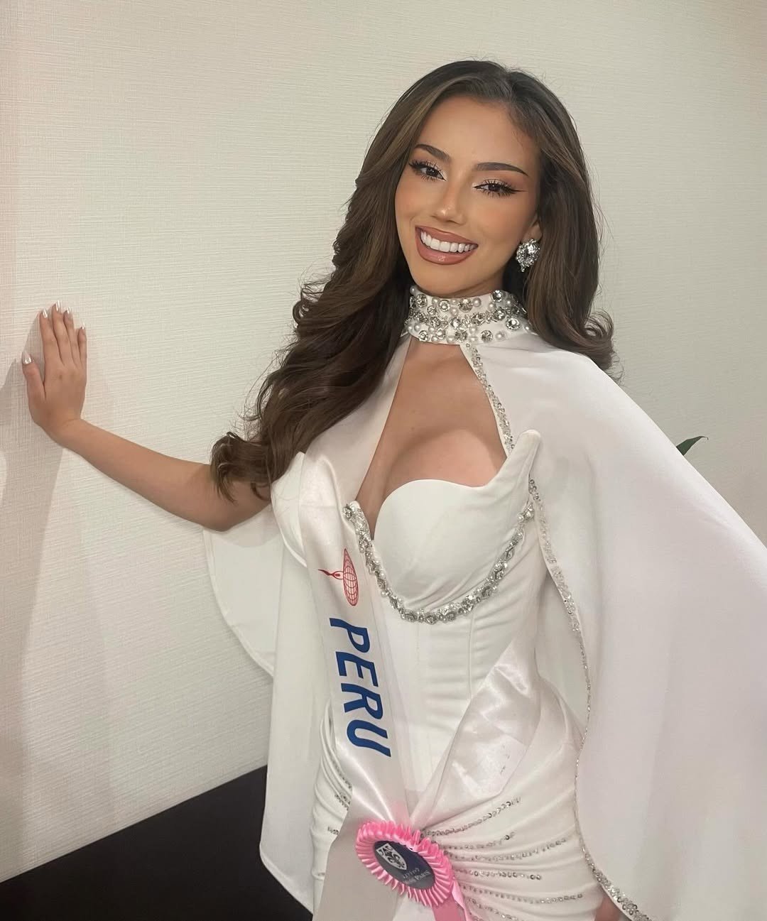 Đại diện Peru - Nathie Quijano đang được đánh giá là ứng viên sáng giá nhất cho vương miện. Trong bán kết hôm 24/11, cô có hai phần thi áo tắm, dạ hội ấn tượng. Nathie Quijano 23 tuổi, là người mẫu, có bằng cử nhân báo chí. Người đẹp có kinh nghiệm thi sắc đẹp ấn tượng, từng tham dự Miss Teen Model Puno 2016, Miss Peru 2023. Peru hiện có thành tích ấn tượng ở Hoa hậu Quốc tế với nhiều năm liền giành giải Á hậu. Khán giả quê nhà kỳ vọng Nathie có thể đem về chiếc vương miện Hoa hậu Quốc tế đầu tiên về Peru.