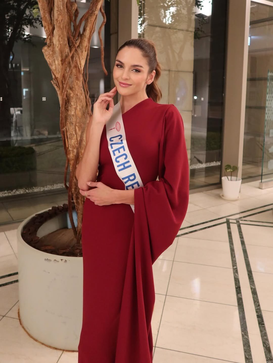 Đại diện Cộng hòa Czech - Simona Procházková là ứng viên nổi bật của châu Âu. Cô 25 tuổi, cao 1,78 m, là người mẫu và đã tốt nghiệp chuyên ngành Quản lý Tiếp thị. Người đẹp dự định học tiếp ngành Đổi mới và Khởi nghiệp ở Đan Mạch. Cộng hòa Czech chưa từng đăng quang ở sân chơi Hoa hậu Quốc tế.