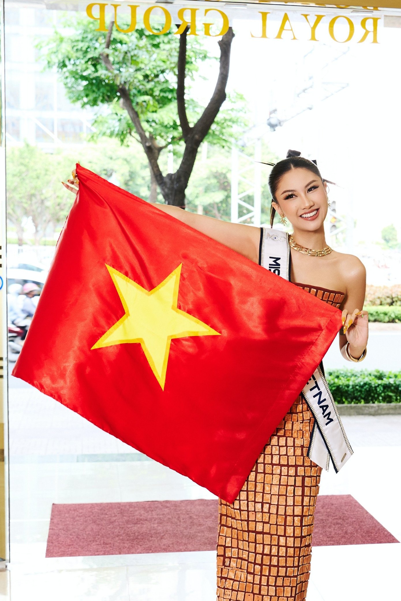 Trang phục sân bay của thí sinh Miss Cosmo 2025: Nhiều người đẹp diện áo dài - 12