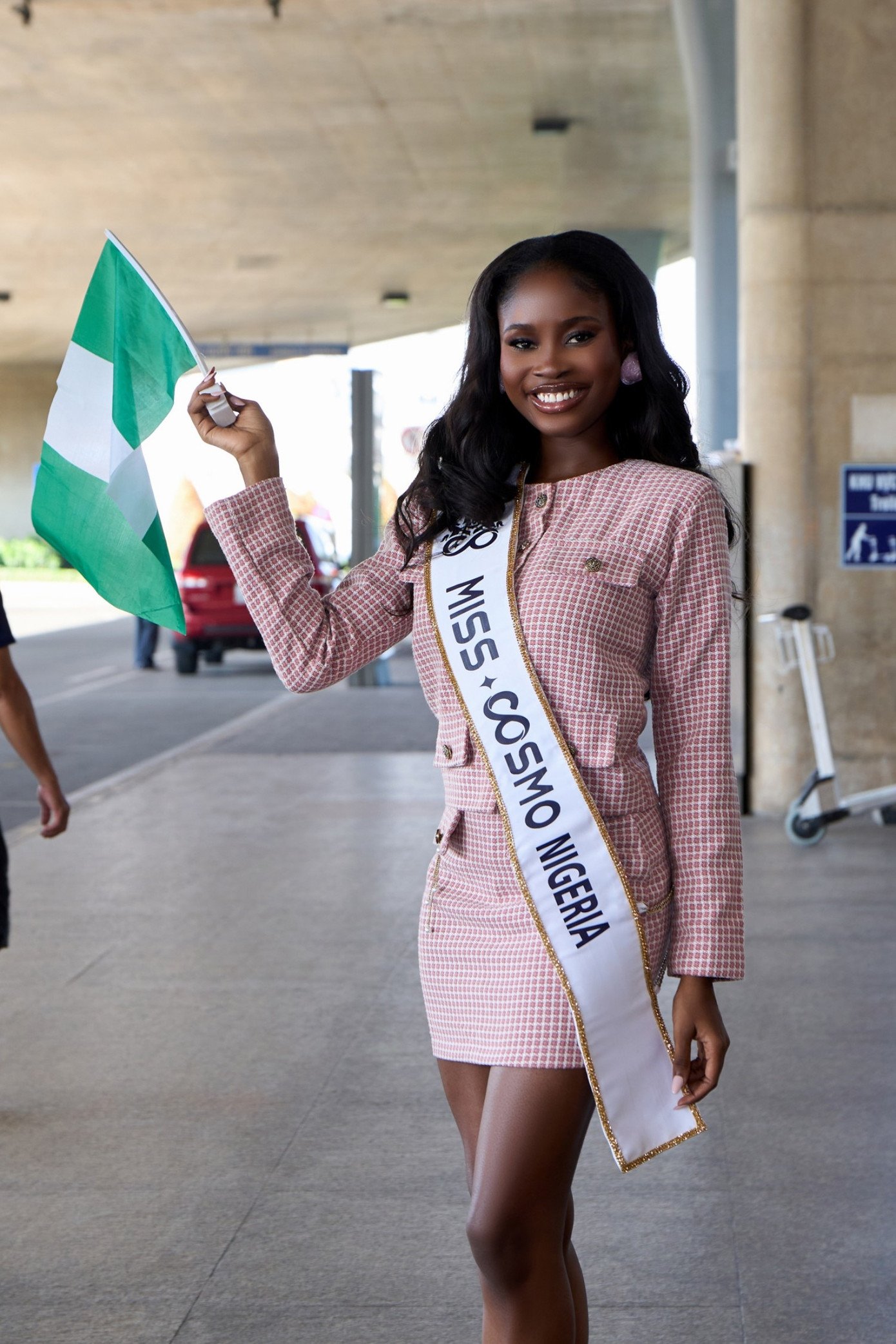 Trang phục sân bay của thí sinh Miss Cosmo 2025: Nhiều người đẹp diện áo dài - 14