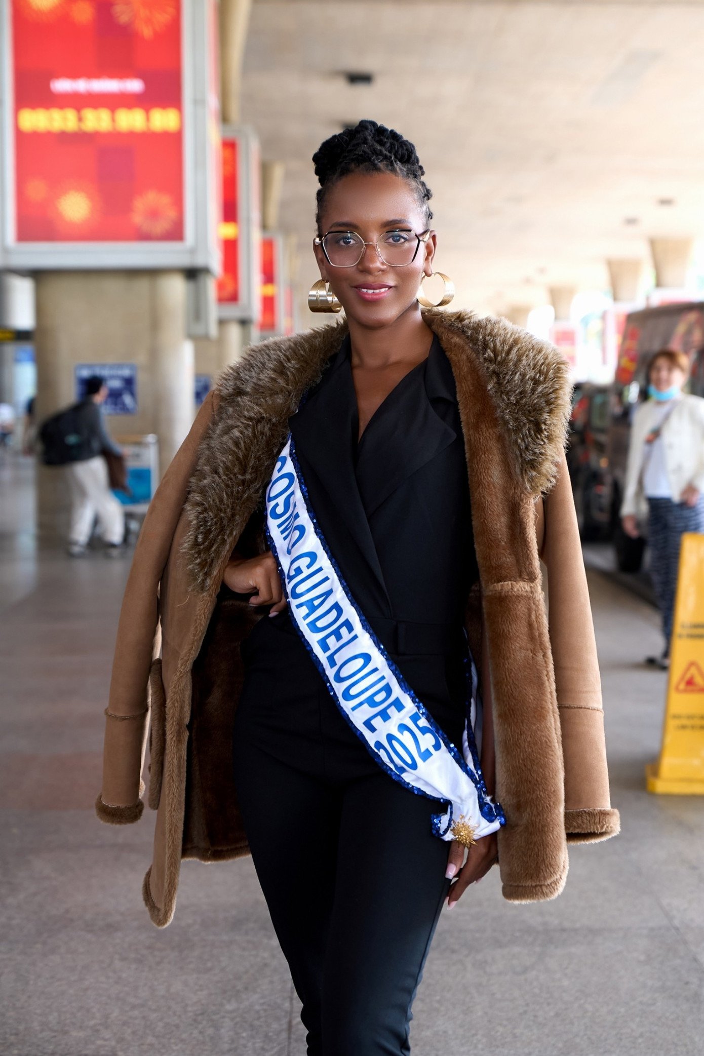 Trang phục sân bay của thí sinh Miss Cosmo 2025: Nhiều người đẹp diện áo dài - 15