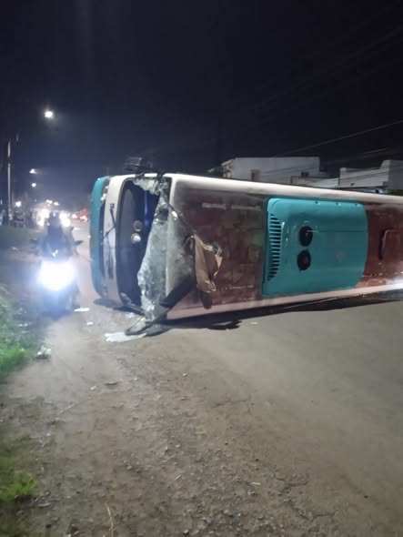 Điều tra vụ lật xe chở công nhân ở Tây Ninh, 10 người nhập viện - 1