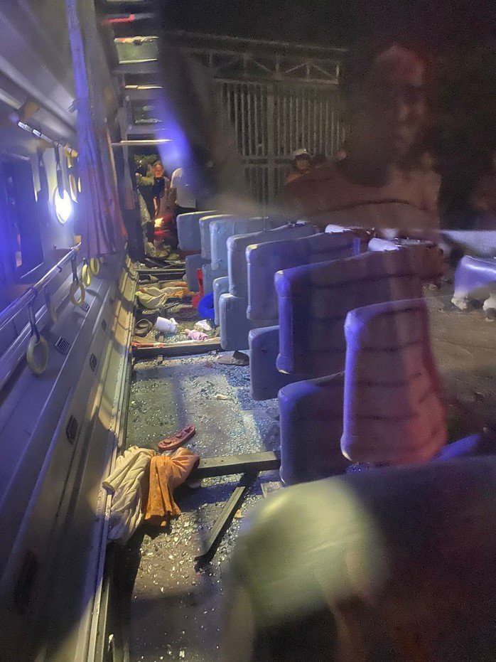 Hiện trường xe chở công nhân lật ngang trên đường, 10 người nhập viện