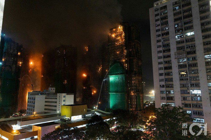 Lực lượng cứu hỏa với hơn 800 người đang triển khai dập lửa từng tầng một. Ảnh: HK01