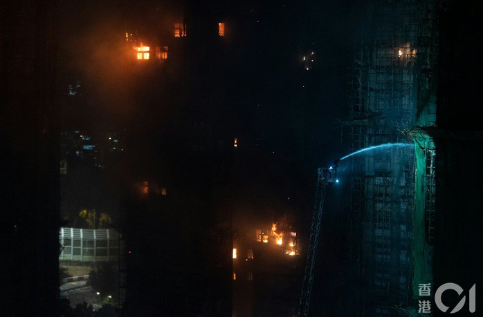 Hiện trạng đám cháy tại Hoằng Phúc Uyển dần dần được kiểm soát sau hơn 12 giờ bùng phát dữ dội. Ảnh: HK01