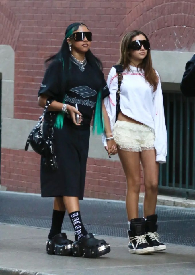 North West và cô bạn dạo phố New York hôm 24/11. Ảnh: Backgrid