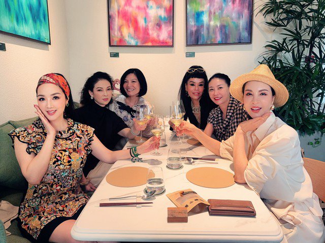 Mừng tuổi 54, Giáng My đã cùng dàn chị em gắn bó với nhau hơn 30 năm tổ chức một bữa tiệc nhỏ. Trong dàn người đẹp thế hệ 7X, người khiến khán giả bất ngờ nhất là cựu người mẫu Thủy Hương. Đã lâu người đẹp không xuất hiện trước công chúng.