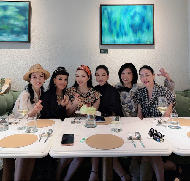 Điều khiến khán giả chú ý chính là nhan sắc không tuổi và vẻ ngoài mặn mà đằm thắm của cựu người mẫu Thủy Hương. Chị vẫn xinh đẹp như vài thập niên về trước.