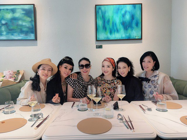 Ở góc chụp nào, cựu người mẫu Thủy Hương cũng gây ấn tượng.