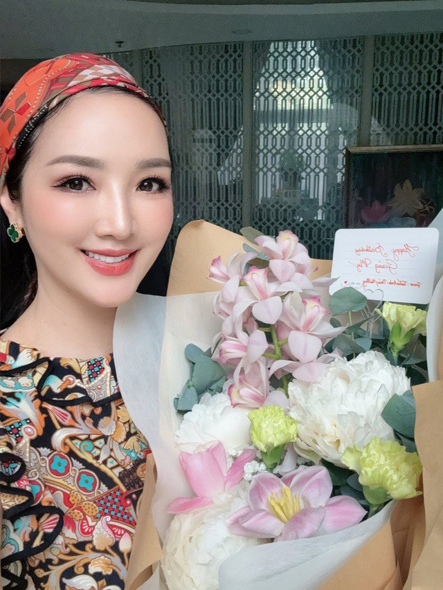 Còn Hoa hậu Giáng My ở tuổi 54, chị giữ được nhan sắc trẻ đẹp như bao lần chị chia sẻ hình ảnh trên trang cá nhân. Chia sẻ bí quyết chăm sóc sắc đẹp, giữ gìn vóc dáng, Giáng My cho biết chị có nguyên tắc không thức quá khuya. Về chế độ ăn uống, mỹ nhân 7X uống nhiều nước, luôn ăn đủ chất, không ăn kiêng và không ăn quá no. Chị cũng tuân theo quy tắc 8/16, nghĩa là nếu có bữa tiệc muộn thì sẽ phải căn đủ 16 tiếng sau mới ăn lại.