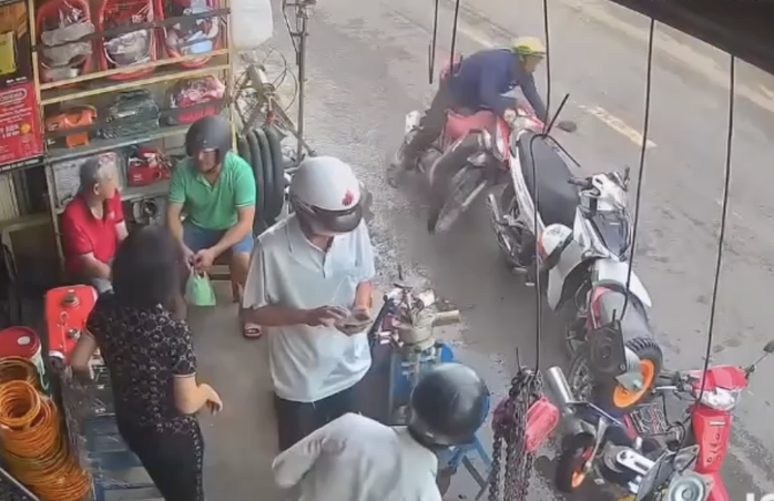 Người đàn ông giao dừa bị đạp ngã.