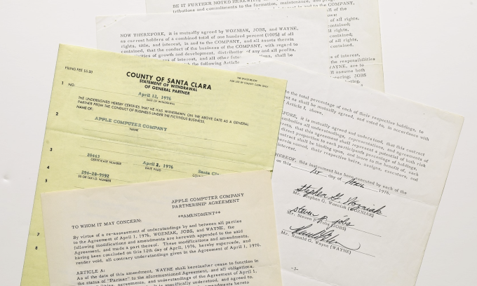Hợp đồng sáng lập Apple với chữ ký của Steve Jobs, Steve Wozniak và Ron Wayne. Ảnh: Sotheby