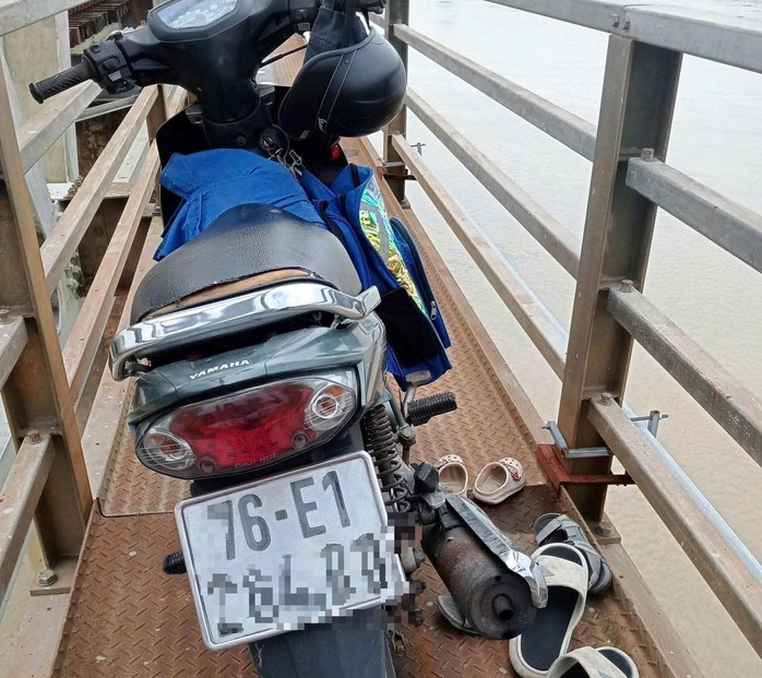 Chiếc xe máy T. để lại trên cầu trước khi ôm 2 con nhảy cầu