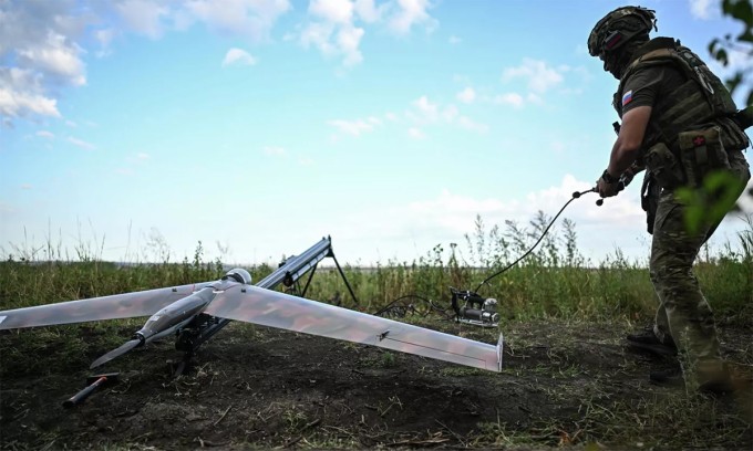 Quân nhân Nga chuẩn bị cho UAV trinh sát cất cánh tại tỉnh Lugansk ngày 11/8. Ảnh: BQP Nga