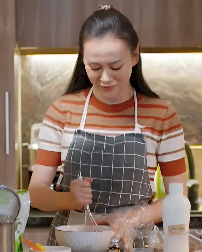 Ngoài tông màu xanh navy, Phương Oanh còn sắm một chiếc áo khác cùng kiểu dáng với gam màu nâu.