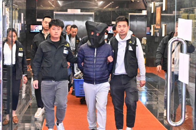 Cảnh sát bắt giữ các nghi phạm liên quan đến vụ cháy. Ảnh: Cảnh sát Hong Kong