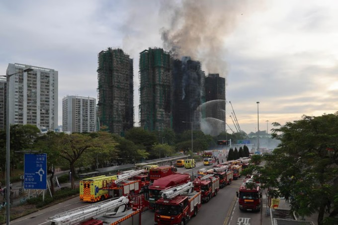 Đến sáng 27/11, 3 trong số 7 tòa nhà bị cháy vẫn chưa kiểm soát được hoàn toàn ngọn lửa. Ảnh: AP