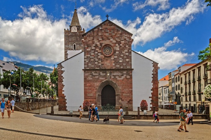 Nhà thờ Funchal nổi bật với phong cách Gothic và Romanesque.