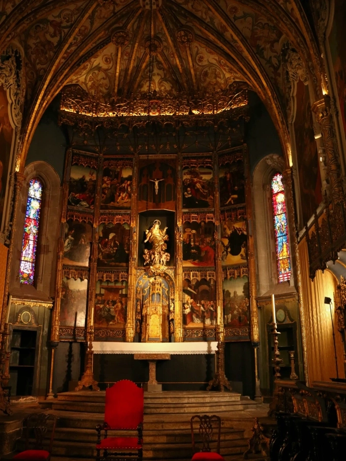 Nhà thờ Funchal hiện nơi lưu giữ nhiều bức tranh cổ, tác phẩm điêu khắc, kiệt tác kim hoàn có giá trị về mặt lịch sử, văn hóa của đảo Madeira, Bồ Đào Nha.