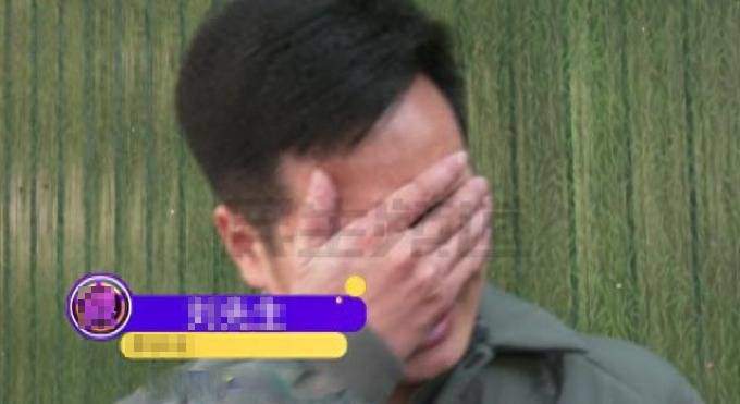 Người chồng bật khóc khi biết tiền tiết kiệm đã bị vợ tiêu hết.