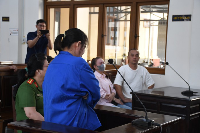 Bị cáo Bích cúi đầu xin lỗi các gia đình nạn nhân