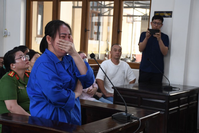Bị cáo khóc nức nở tại tòa và hối hận về những hành vi của mình