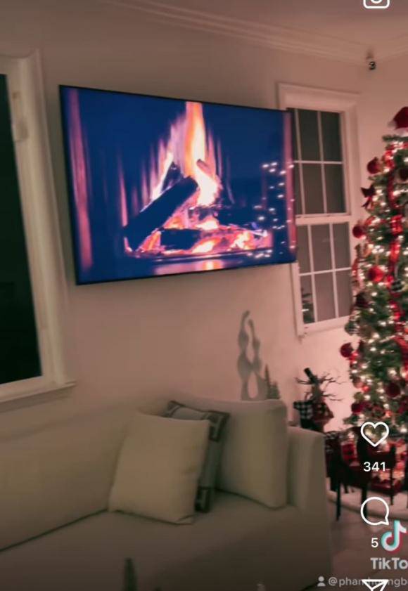 Cũng là dịp Noel, năm 2021 người đẹp chọn cây thông với mầu sắc sặc sỡ.