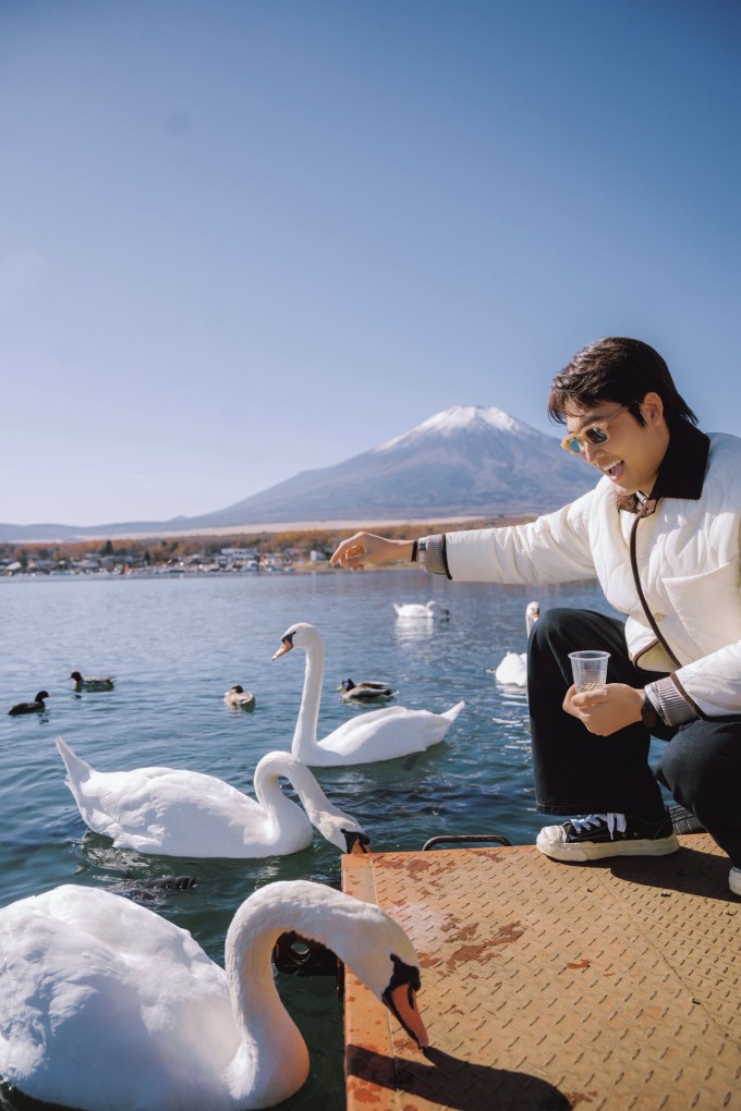 Đình Tú sinh năm 1992, tốt nghiệp Đại học Sân khấu Điện ảnh, được biết đến với hàng loạt phim truyền hình như: "Ghét thì yêu thôi", "Yêu thì ghét thôi", "Hướng dương ngược nắng", "Cả một đời ân oán", "Thương ngày nắng về"...