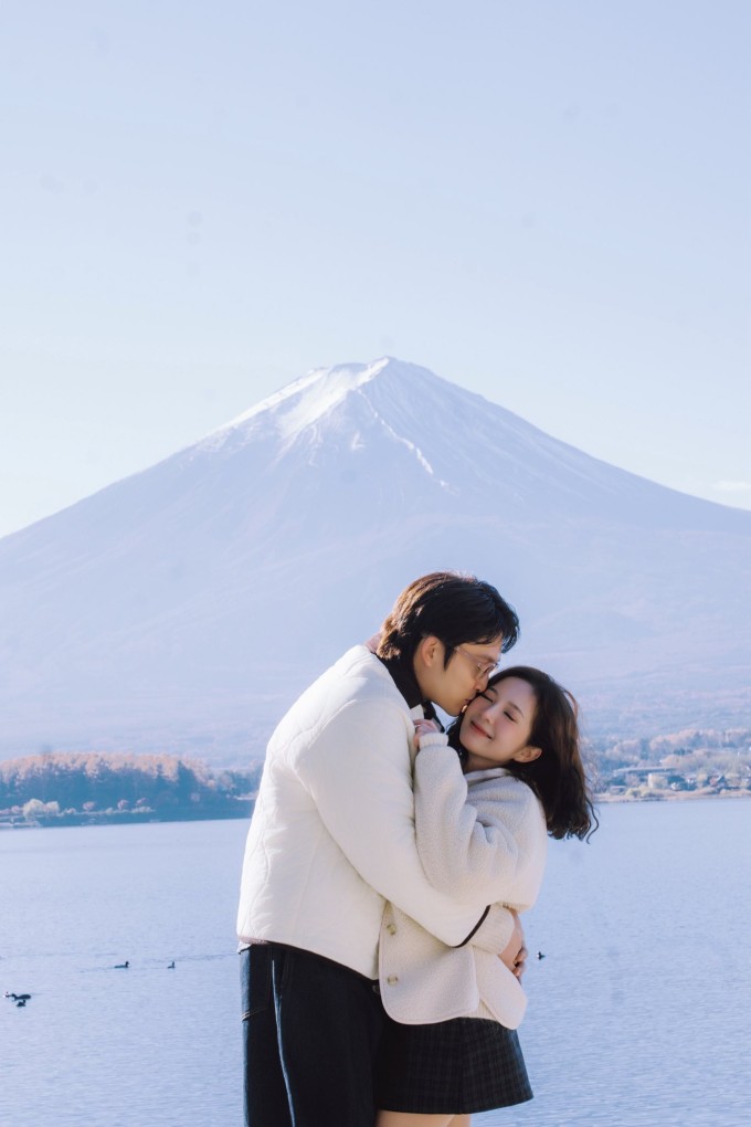 Đình Tú dành cho vợ nụ hôn ngọt ngào dưới chân núi Phú Sĩ, điểm du lịch nổi tiếng của xứ sở mặt trời mọc.