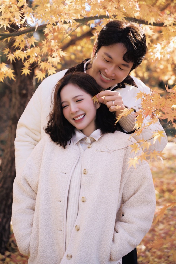 Trở lại Nhật Bản lần này, cả hai có thêm những trải nghiệm đáng nhớ trong khung cảnh lãng mạn của những hàng cây vào mùa lá vàng, lá đỏ.