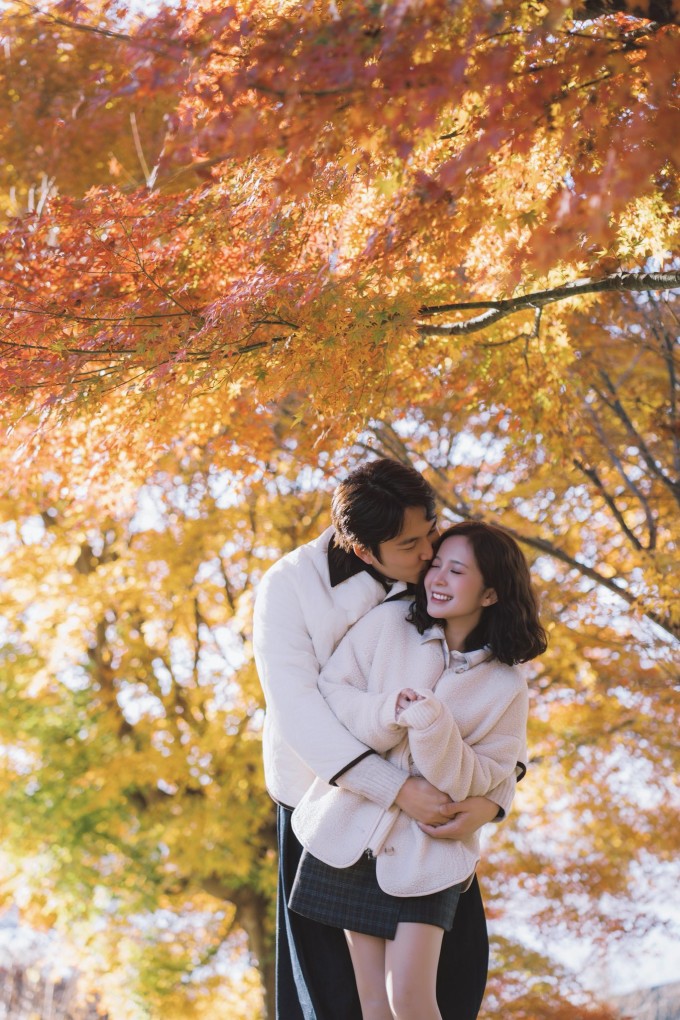 Đình Tú - Ngọc Huyền tổ chức lễ vu quy cuối tháng 10 và tiệc cưới vào đầu tháng 11 sau gần ba năm hẹn hò. Họ nên duyên khi đóng chung phim "Hãy nói lời yêu" nhưng đến tháng 5 năm nay mới công khai chuyện tình cảm. Trong lễ cưới hôm 6/11, Đình Tú cho biết điều anh tự hào nhất là mang đến hạnh phúc cho Ngọc Huyền và hứa dành phần đời còn lại để yêu thương, che chở cho cô.