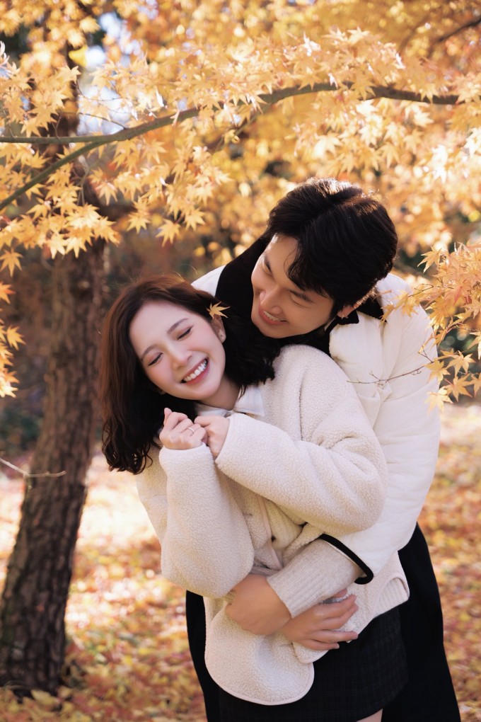 Đình Tú ôm chặt vợ, liên tục dành cho cô những nụ hôn ngọt ngào khi thực hiện bộ ảnh kỷ niệm.