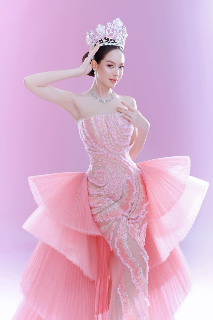 Thanh Thủy chọn đầm hồng cho đêm chung kết Miss International 2025.