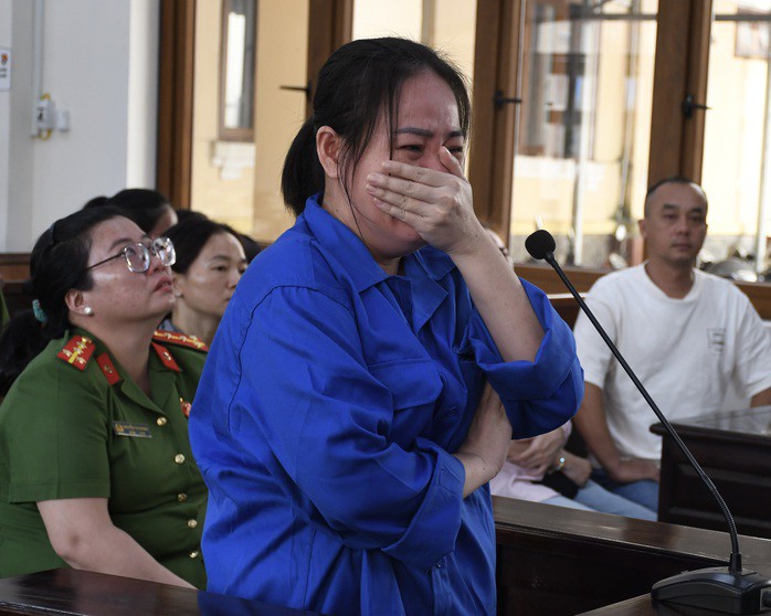 Bị cáo Bích khóc khi nói lời sau cùng và xin lỗi gia đình các nạn nhân