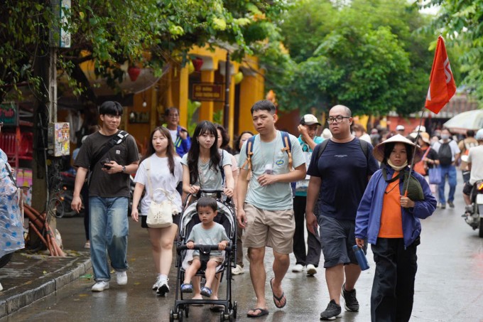 Du khách tham quan trở lại phố cổ Hội An, ngày 1/11/. Ảnh: Nguyễn Đông